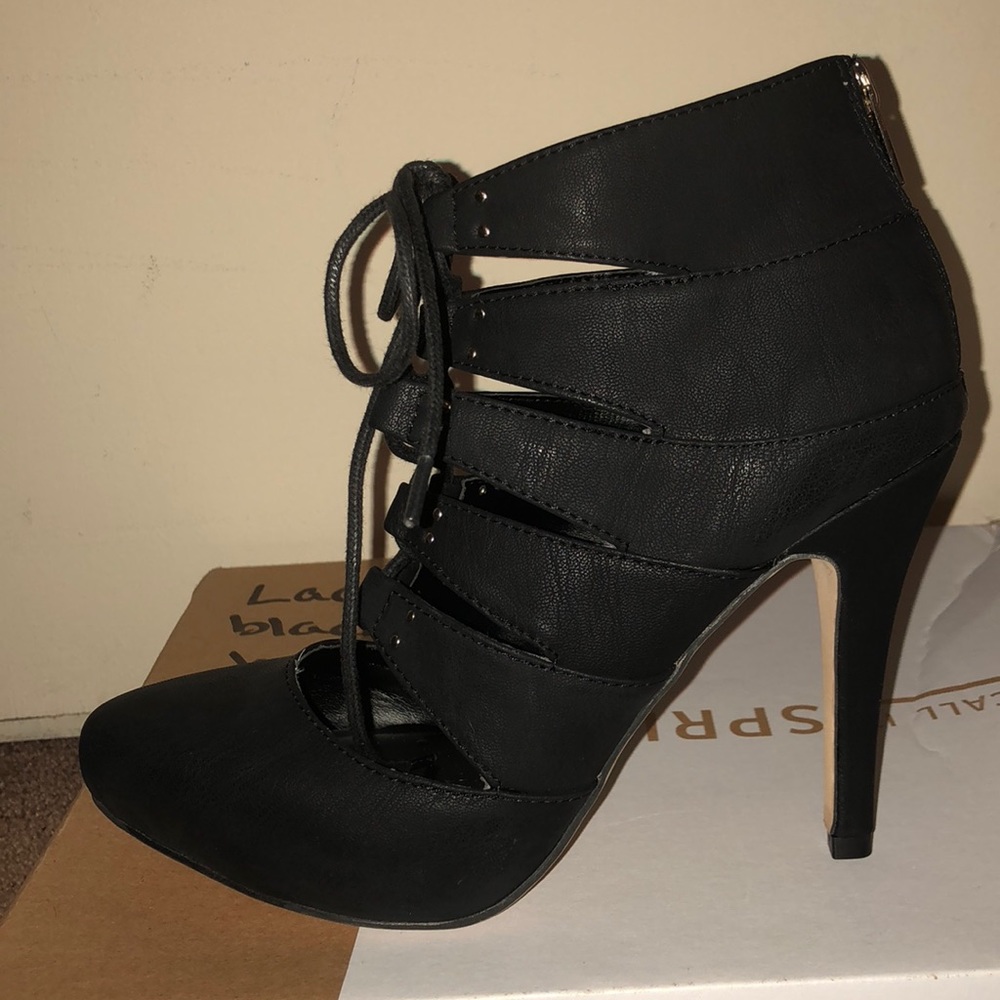 Lace up black heel